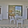Terrazza con tavolo e sedie bianche di plastica.