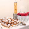 Buffet di colazione con croissant, cereali in dispenser e piatti di dolci.