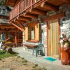 Chalet di montagna in pietra e legno.