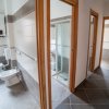 BagnI con doccia, bidet e lavabo.