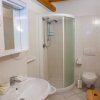 Bagno con doccia a box, lavabo e WC.