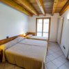 Camera con letto matrimoniale e singolo.