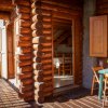 Terrazza in legno con tavolo e sedie.