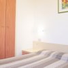 Camera con letto matrimoniale e armadio a scaffali.