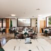 Sala ristorante con tavoli apparecchiati e grande finestra.