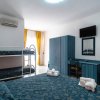 Camera con letto matrimoniale e letto a castello.