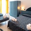 Stanza con letto matrimoniale e due singoli.
