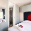 Camera elegante con letto matrimoniale e fiori.