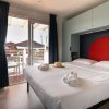 Camera con letto matrimoniale, accesso a terrazza.