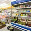 Un piccolo supermercato con frutta, verdura e una macelleria.