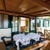 Terrazza coperta con tavolo decorato e sedie.