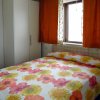 Camera con letto matrimoniale e copriletto floreale.