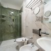 Bagno moderno con parete verde.