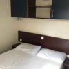 Letto matrimoniale con armadietto sopra.