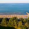 Spiaggia con ombrelloni e mare calmo.