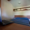 Camera con letto matrimoniale e laptop su scrivania.