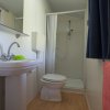 Bagno con lavabo, WC e doccia.