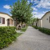 Vialetto tra bungalow con piante.