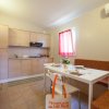 Cucina moderna con tavolo e sedie.