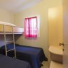 Stanza con letto a castello e singolo.