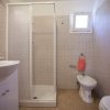 Un bagno con doccia, lavandino e bidet.