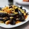 Piatto di calamari e cozze con salsa marinara.
