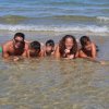 Famiglia in acqua al mare.