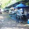 Area campeggio con auto, tende, tavoli e giocattoli per bambini.