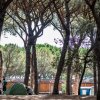 Tenda verde tra alberi in un campeggio.