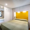Camera da letto con letto matrimoniale e luci soffuse.