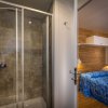 Bagno moderno con cabina doccia vista dalla camera da letto.