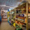 Un piccolo supermercato con scaffali di bevande, vino e alimenti vari.