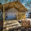 Tenda su veranda rialzata con gradini e insegna numero 109.