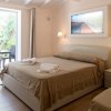 Camera da letto luminosa con letto matrimoniale.