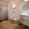 Bagno moderno con doccia, bidet e lavabo.