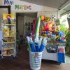 Entrata di un mini market con giocattoli e snack in esposizione.
