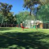 Campo sportivo all'aperto con reti e due persone che giocano.