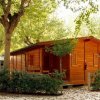Chalet in legno tra alberi.