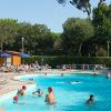 Piscina all'aperto con persone che si divertono e rilassano.