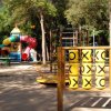 Parco giochi con scivoli colorati e gioco del tris.