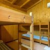 Una camera in legno con letti a castello e aria condizionata.