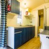 Interno di una casa mobile con cucina compatta, tavolo e sedie.