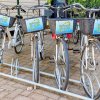 Biciclette con cestini allineate in una rastrelliera.