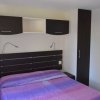 Camera da letto con letto matrimoniale e armadi scuri.