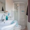 Bagno con doccia, lavandino e wc, ben illuminato e moderno.
