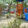 Parco giochi con scivoli colorati e altalene.