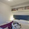 Camera da letto con decorazioni semplici e mensola.