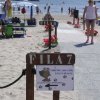 Una spiaggia con cartello che indica la 