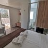 Camera da letto luminosa con accesso a un terrazzo vista bagno.