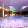 Piscina interna con luci colorate.